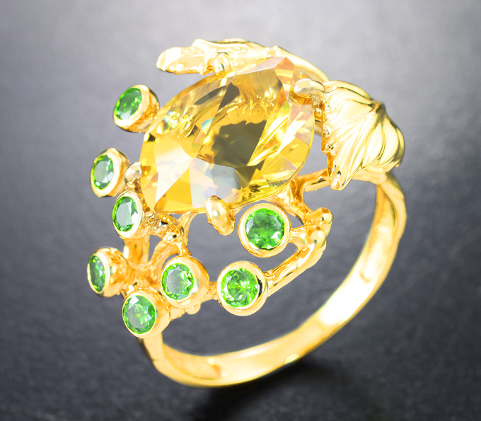 Золотое кольцо с гелиодором авторской огранки 4,11 карата и уральскими демантоидами гранатами