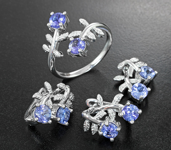 Симпатичный серебряный комплект с яркими танзанитами