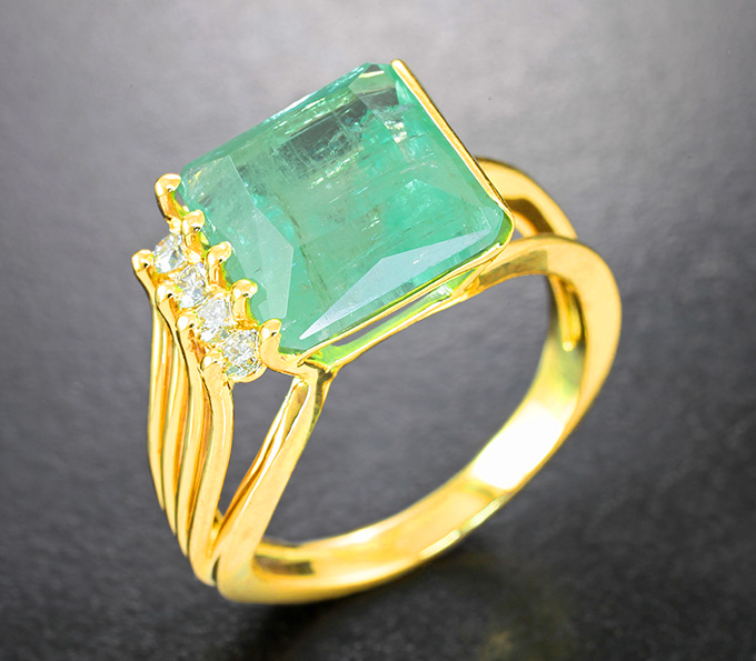 Золотое кольцо с яблочно-неоновым уральским изумрудом 4,78 карата