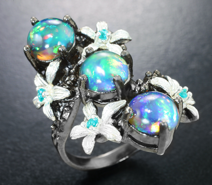 Серебряное кольцо с кристаллическими черными опалами и «неоновыми» апатитами