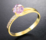 Золотое кольцо с пурпурно-розовой шпинелью 0,98 карата и сапфирами Золото