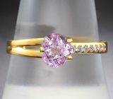 Золотое кольцо с пурпурно-розовой шпинелью 0,98 карата и сапфирами Золото