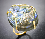 Золотое кольцо с крупным резным лабрадоритом яркой иризации 64,11 карата