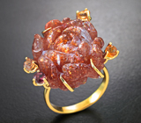 Золотое кольцо с крупным резным солнечным камнем 27,07 карата и разноцветными сапфирами Золото