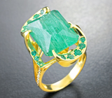 Золотое кольцо с уникальным крупным уральским изумрудом высоких характеристик 11,91 карата, малыми изумрудами и бриллиантами