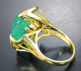 Золотое кольцо с уникальным крупным уральским изумрудом высоких характеристик 11,91 карата, малыми изумрудами и бриллиантами