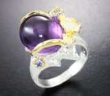 Серебряное кольцо со сливовым аметистом 9,91 карата, танзанитами и голубым топазом