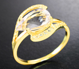 Золотое кольцо с пастельно-розовым морганитом 2,25 карата и бесцветными топазами