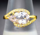 Золотое кольцо с пастельно-розовым морганитом 2,25 карата и бесцветными топазами