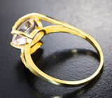 Золотое кольцо с пастельно-розовым морганитом 2,25 карата и бесцветными топазами Золото