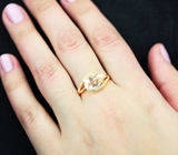 Золотое кольцо с пастельно-розовым морганитом 2,25 карата и бесцветными топазами Золото