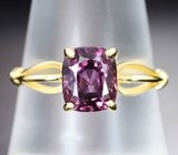 Золотое кольцо c пурпурно-розовой шпинелью 2,1 карата Золото