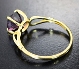 Золотое кольцо c пурпурно-розовой шпинелью 2,1 карата