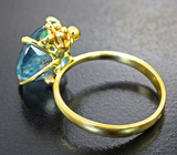 Золотое кольцо с насыщенным аквамарином 6,97 карата, уральскими изумрудами и бриллиантами