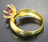 Золотое кольцо c яркой персиково-земляничной шпинелью 2,21 карата Золото