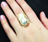 Массивное золотое кольцо с крупной жемчужиной барокко 48,52 карата, разноцветными сапфирами, цаворитами и аметистом Золото