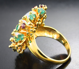 Массивное золотое кольцо с кристаллическим эфиопским опалом 7,42 карата, уральскими изумрудами, красными сапфирами и бриллиантами