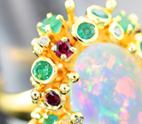 Массивное золотое кольцо с кристаллическим эфиопским опалом 7,42 карата, уральскими изумрудами, красными сапфирами и бриллиантами
