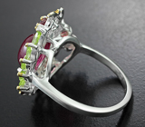 Серебряное кольцо с рубином 6,42 карата, перидотами и родолитами Серебро 925