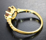 Кольцо с полихромным орегонским солнечным камнем высокой чистоты 1,41 карата и желтыми сапфирами Золото