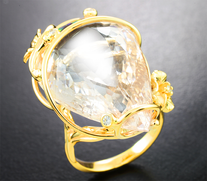 Массивное золотое кольцо с крупным персиковым морганитом 34,97 карата и бриллиантами