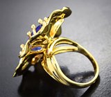 Крупное коктейльное золотое кольцо с роскошного цвета сверкающим танзанитом 6,09 карата, фиолетовым сапфиром и бриллиантами