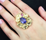 Крупное коктейльное золотое кольцо с роскошного цвета сверкающим танзанитом 6,09 карата, фиолетовым сапфиром и бриллиантами