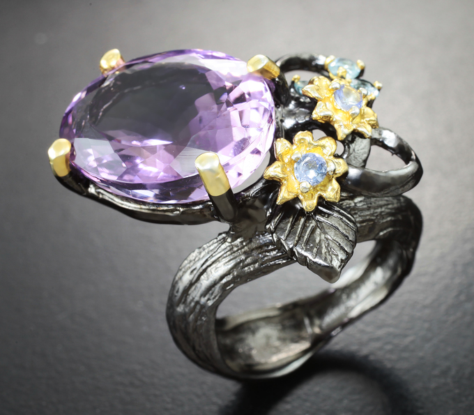 Серебряное кольцо с аметистом 12,13 карата, голубыми топазами и танзанитами