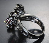 Серебряное кольцо с родолитами и голубыми топазами