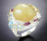 Серебряное кольцо с желтым опалом 20,91 карата, голубыми топазами, родолитами и перидотом