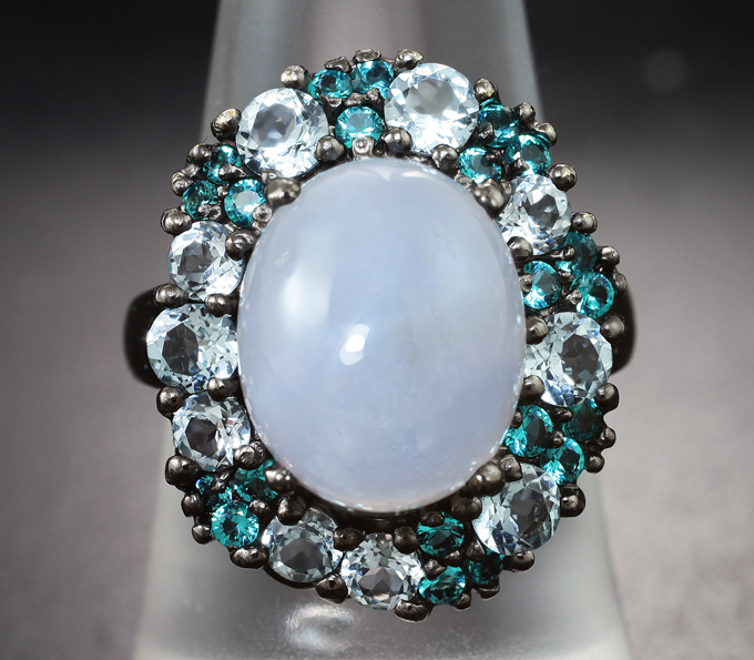 Серебряное кольцо с халцедоном, голубыми топазами и «неоновыми» апатитами