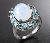Серебряное кольцо с халцедоном, голубыми топазами и «неоновыми» апатитами Серебро 925
