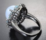 Серебряное кольцо с халцедоном, голубыми топазами и «неоновыми» апатитами