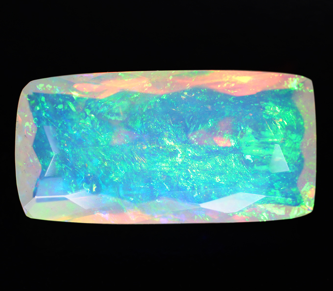 Крупный ограненный эфиопский опал 9,34 карата