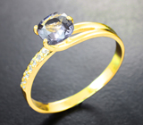 Золотое кольцо c титаново-синей шпинелью 0,97 карата и бесцветными цирконами