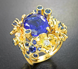Массивное золотое кольцо с крупным ярким насыщенным танзанитом 8,43 карата, сапфирами и бриллиантами