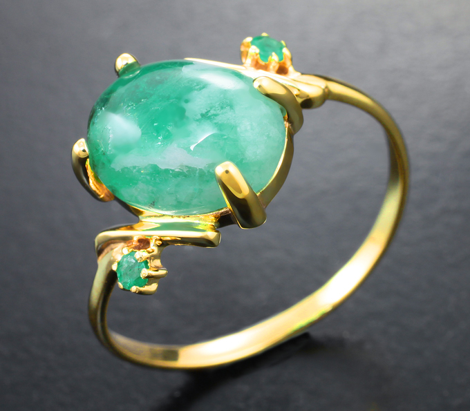 Золотое кольцо с полихромным кабошоном 2,72 карата и ограненными уральскими изумрудами