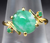 Золотое кольцо с полихромным кабошоном 2,72 карата и ограненными уральскими изумрудами Золото