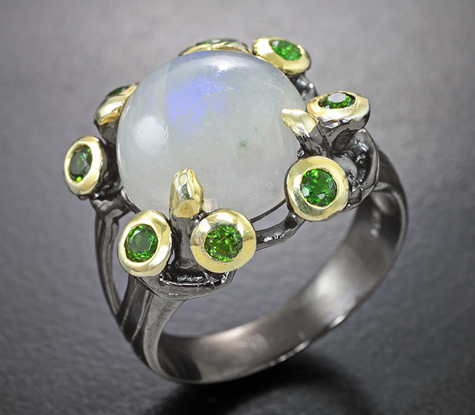 Серебряное кольцо с лунным камнем 6,87 карата и диопсидами