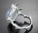 Серебряное кольцо с халцедоном 10,34 карата и танзанитами