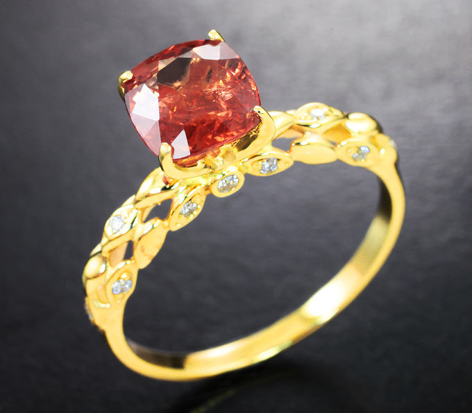 Золотое кольцо c оранжевой шпинелью 1,54 карата