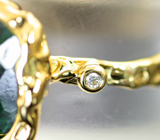 Текстурированное золотое кольцо с редким мау-сит-ситом 6,39 карата, уральским изумрудом и бриллиантом