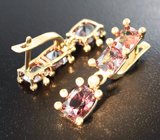 Золотые серьги с гранатами со сменой цвета 6,79 карата и бриллиантами