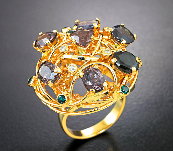 Массивное объемное золотое кольцо с россыпью гранатов со сменой цвета 6,97 карата и бриллиантами