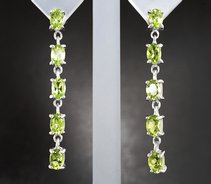 Элегантные серебряные серьги с перидотами