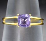 Золотое кольцо с фиолетовым сапфиром без облагораживания 0,72 карата Золото