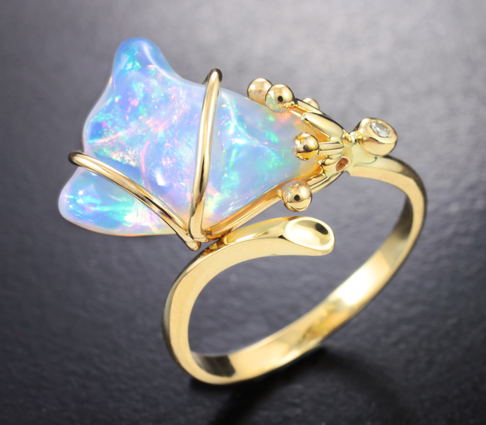 Золотое кольцо с кристаллическим эфиопским опалом 3,47 карата и бриллиантами