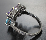 Серебряное кольцо с голубыми топазами, аметистами и родолитами
