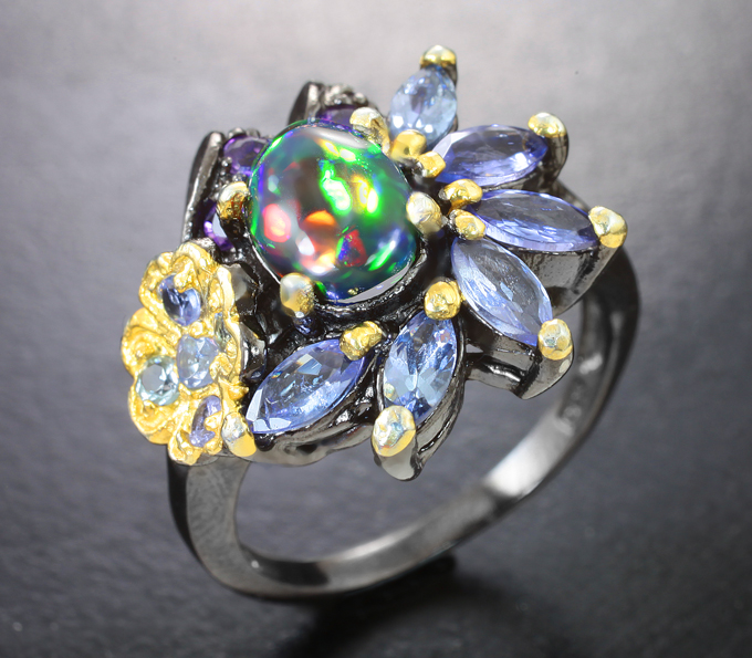 Серебряное кольцо с кристаллическим черным опалом, танзанитами и аметистами