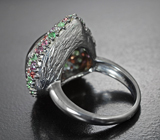 Серебряное кольцо с кристаллическим черным опалом 3,72 карата, сапфирами, цаворитами и родолитами Серебро 925
